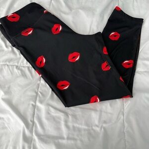 High-Rise Black Leggings with Red Lip Print